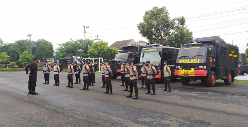 75 personel Satuan Brimob Polda Jawa Timur saat apel sebelum berangkat menuju NTT untuk membantu korban bencana alam.