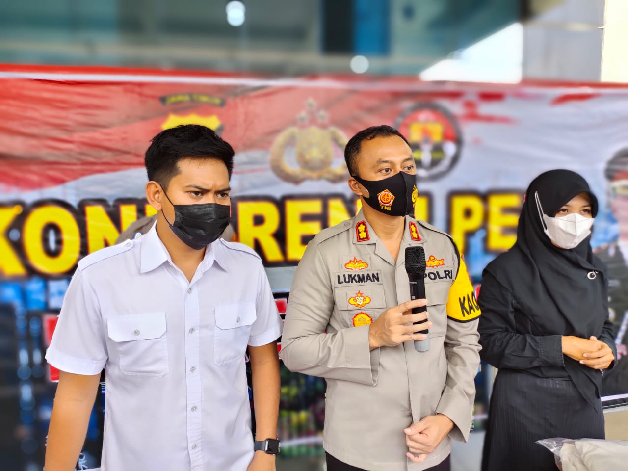 Konferensi pers kasus prostitusi seorang pria menjual istrinya untuk layani layanan swinger.