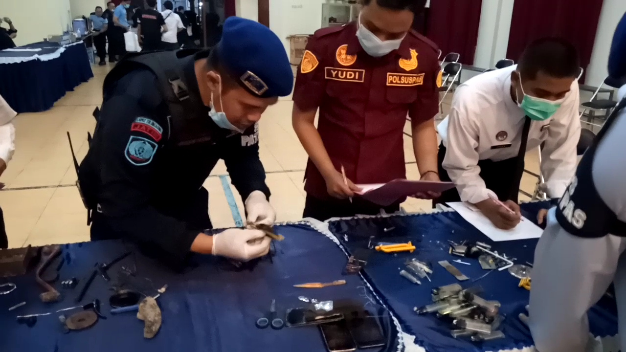 Petugas gabungan saat melakukan razia Lapas Tulungagung, Selasa malam (6/4/2021). (Foto : Noyo/Bacasaja.id)