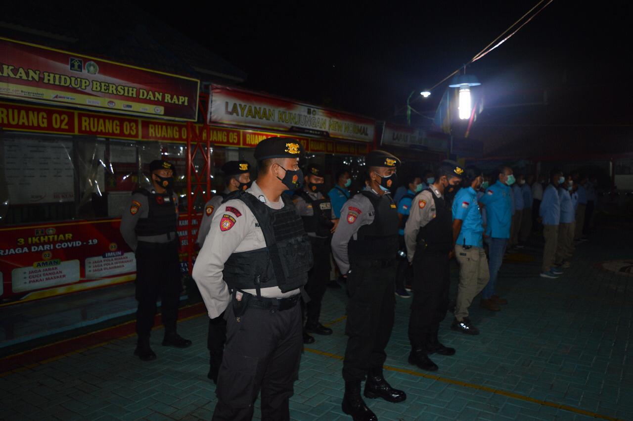 Petugas gabungan menggelar apel sebelum melakukan penggeledahan di Lapas Tuban, Selasa (6/4/2021) malam. (Goto: at5/ist /Bacasaja.id)