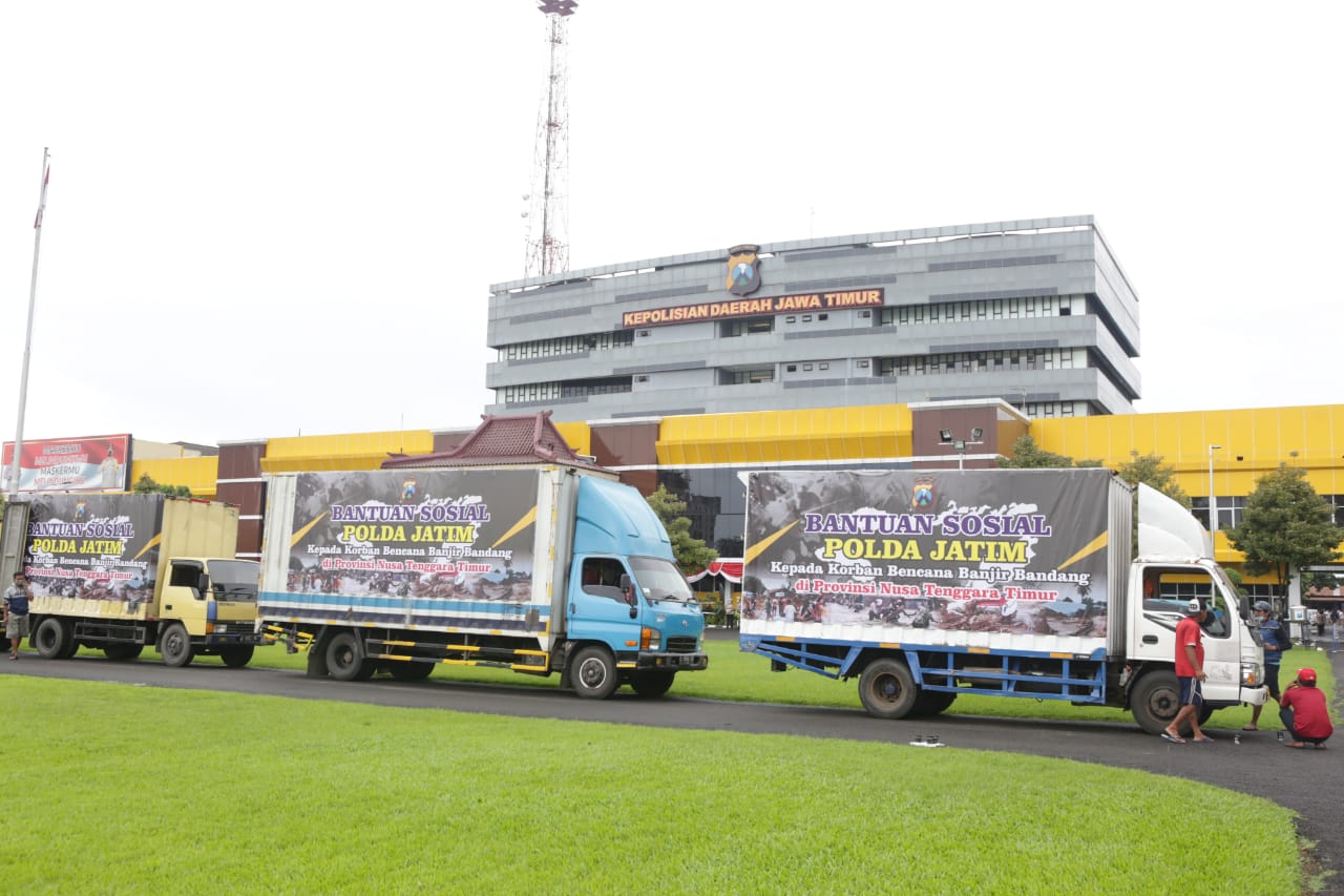 Pemberangkatan bantuan sosial oleh Polda Jatim kepada korban bencana alam di NTT.