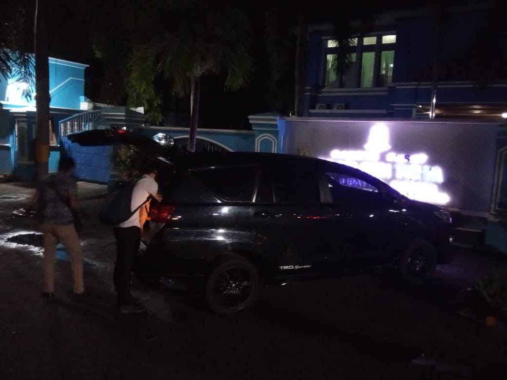 Petugas KPK keluar dengan membawa beberapa kotak dari kantor PDAM Gresik, Rabu (7/4/2021) malam.