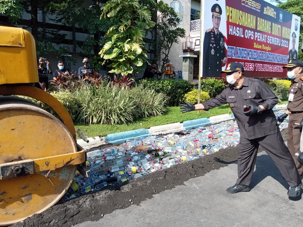 Bupati Tulungagung Maryoto Birowo melempar botol minuman keras ke arah roller.