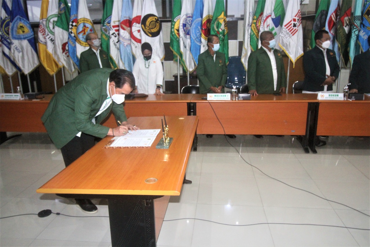 Ketua KONI jawa Timur, Erlangga Satriagung saat penandatanganan MoU KONI Jatim dengan Universitas yang ada di Jawa Timur, Kamis (8/4/2021).