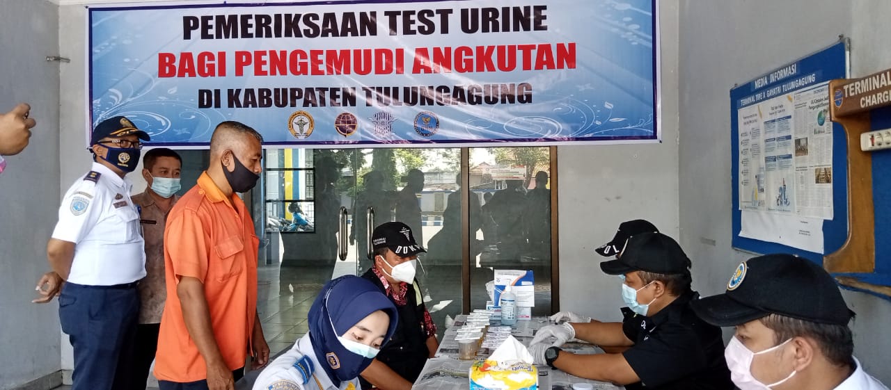 Suasana tes urine awak bus di Terminal Gayatri Tulungagung.