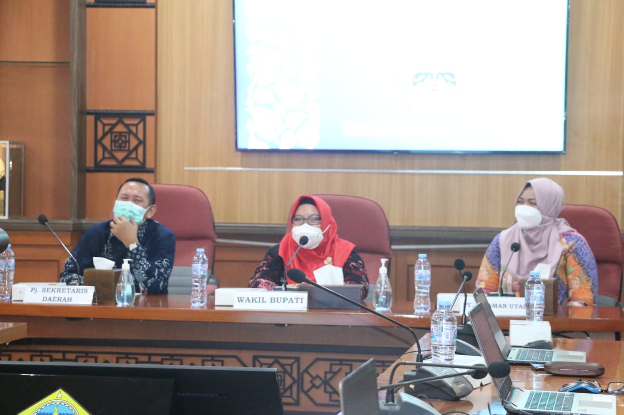 Wakil Bupati Gresik, Aminatun Habibah bersama Sekda Abimanyu Poncoatmojo Iswinarno membuka acara uji kompetensi untuk 19 Pejabat pimpinan tinggi pratama (setingkat eselon II), Kamis (8/4/2021).