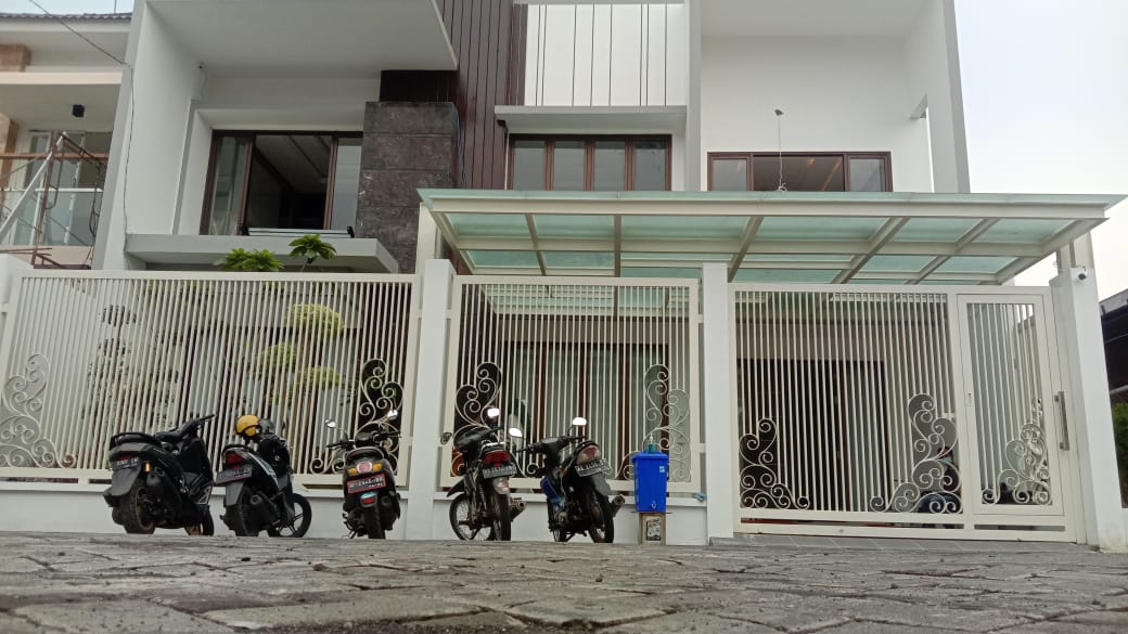 Rumah Mantan Bupati Gresik Sambari Halim Radianto di Surabaya yang diperiksa KPK (Istimewa)