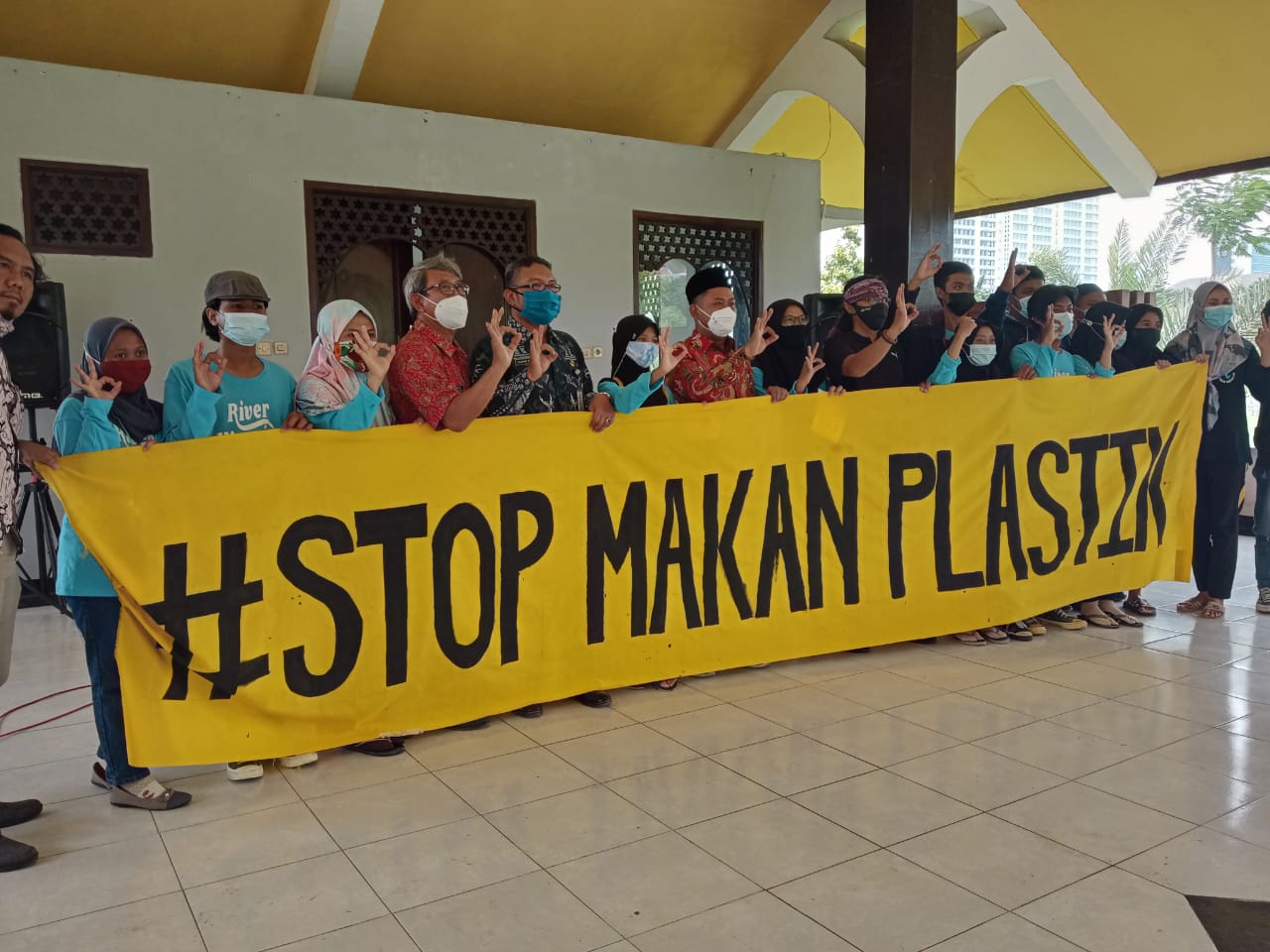 Prihatin Sampah plastik, puluhan aktivis Ecoton saat melakukan aksi di gasebo Kantor Bupati Gresik, Kamis (8/4/2021). 