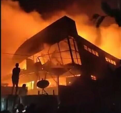 Sebuah gudang mebel di kawasan komplek Bumi Mas Raya, Jalan Buncit Indah Ujung, Pemurus Dalam, Kecamatan Banjarmasin Selatan terbakar pada Kamis (8/4) malam. 