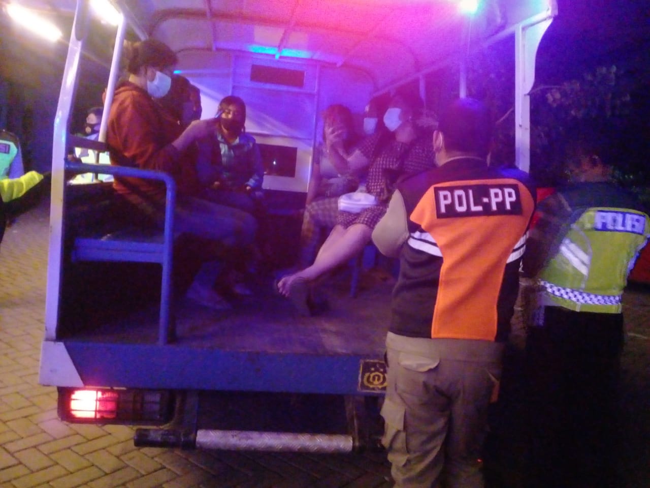 Pemandu lagu dinaikkan mobil petugas saat terkena razia di sebuah kafe kawasan Krian, Sidoarjo