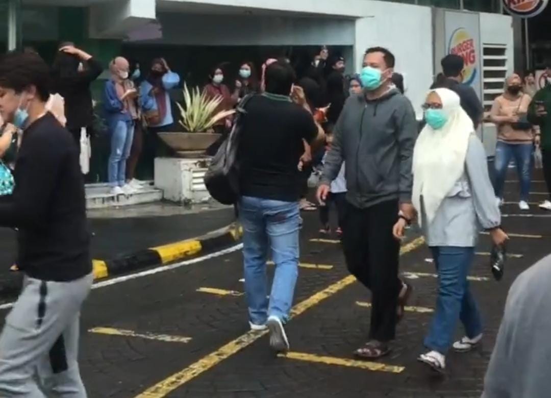 Karyawan dan pengunjungan Tunjungan Plaza Surabaya berhamburan keluar gedung saat terjadi gempa, Sabtu (10/4/2021)