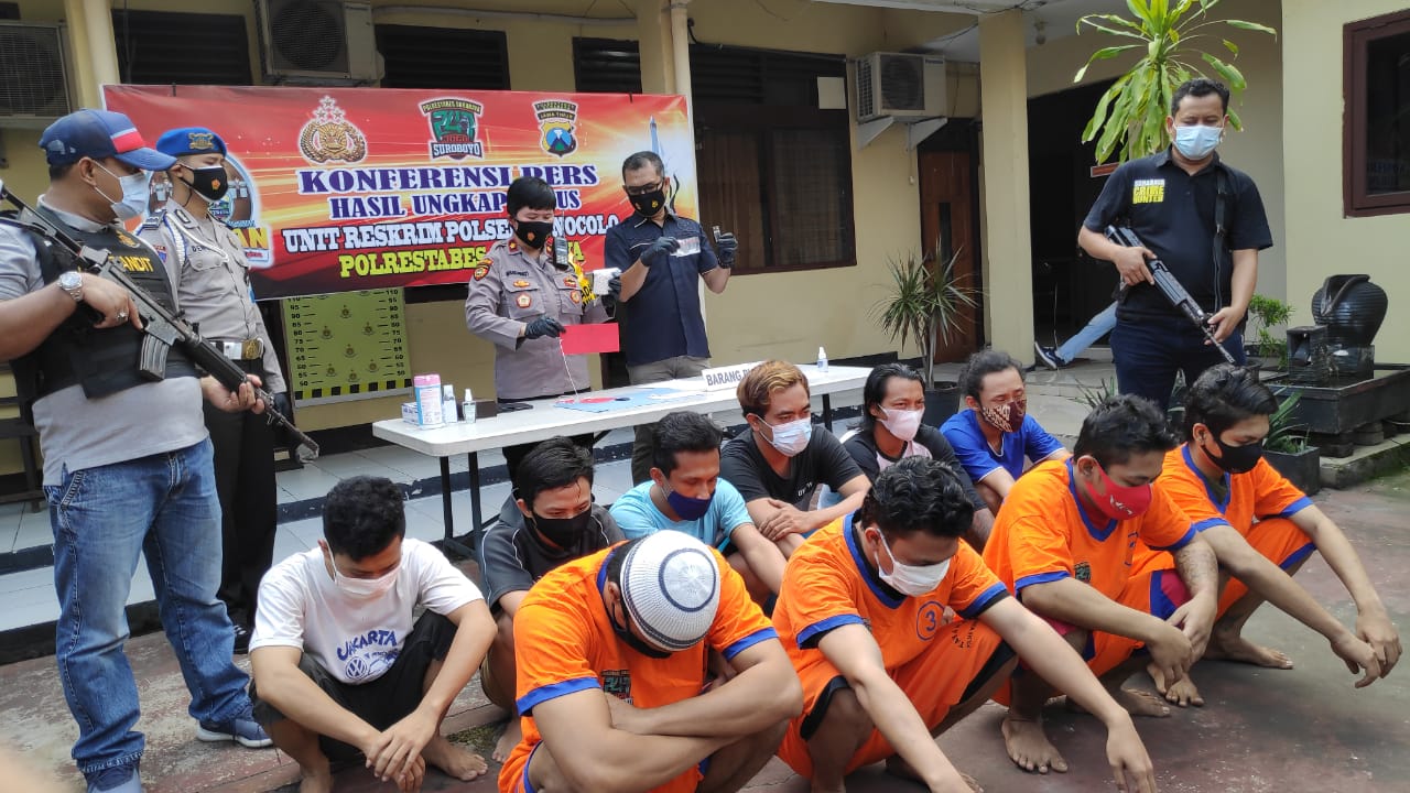 Sepuluh tersangka pengedar dan pengguna sabu-sabu saat diamankan polisi di Mapolsek Wonocolo.
