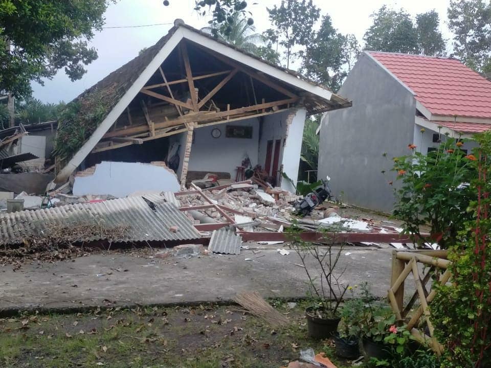 Rumah warga ambruk akibat gempa di Malang