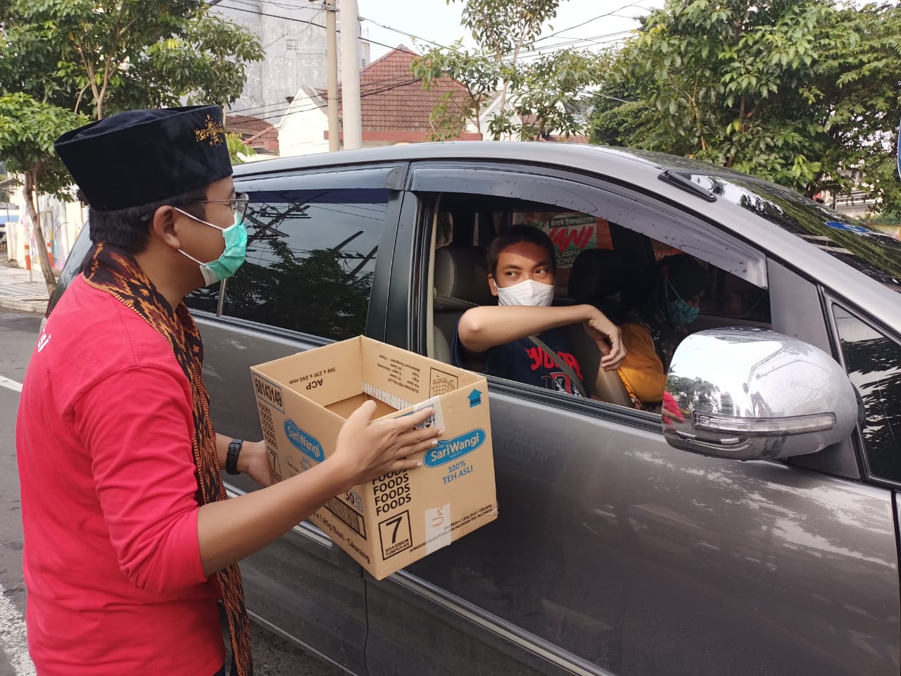 Relawan PSI menggalang dana bagi korban bencana NTT di jalanan kota Surabaya
