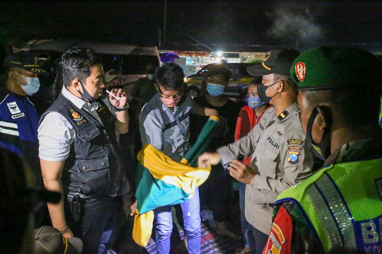 Petugas gabungan dipimpin AKP Mochamad Mukid memeriksa seorang pemuda saat razia rutin pada Sabtu (10/4) malam.