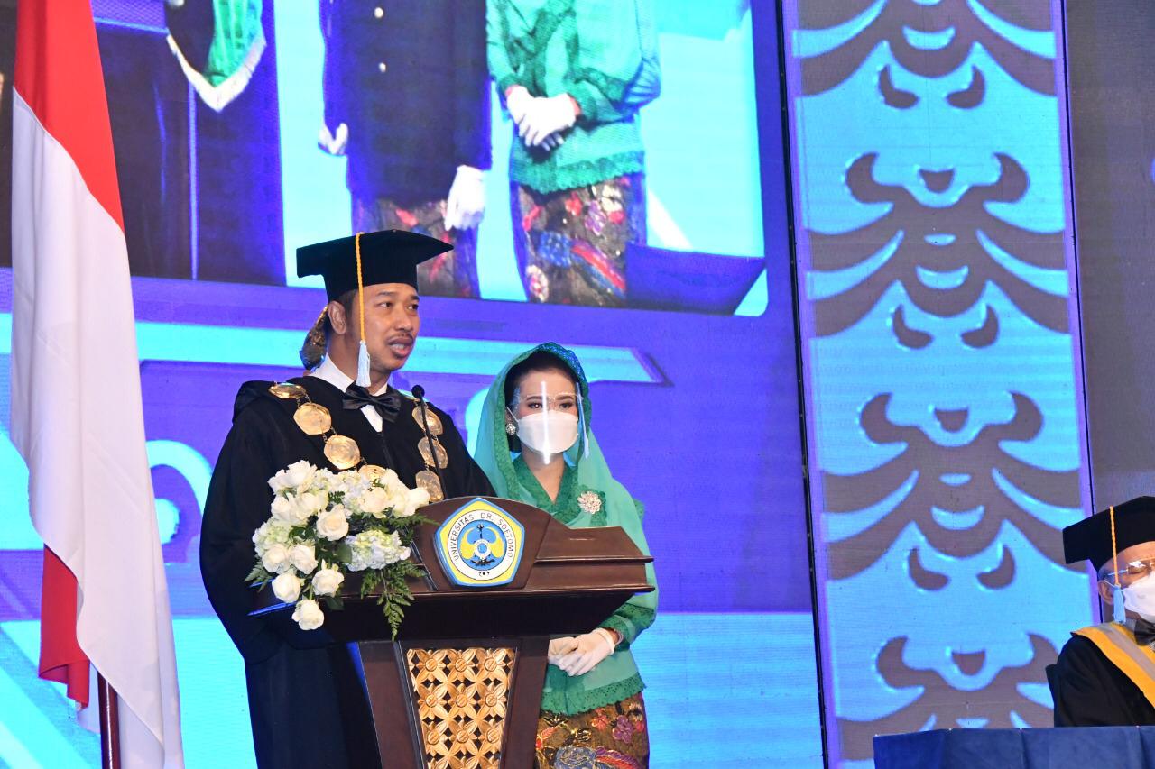 Rektor Universitas Dr. Soetomo (Unitomo) Kota Surabaya, Dr Bachrul Amiq, SH, MH saat memimpin acara wisuda