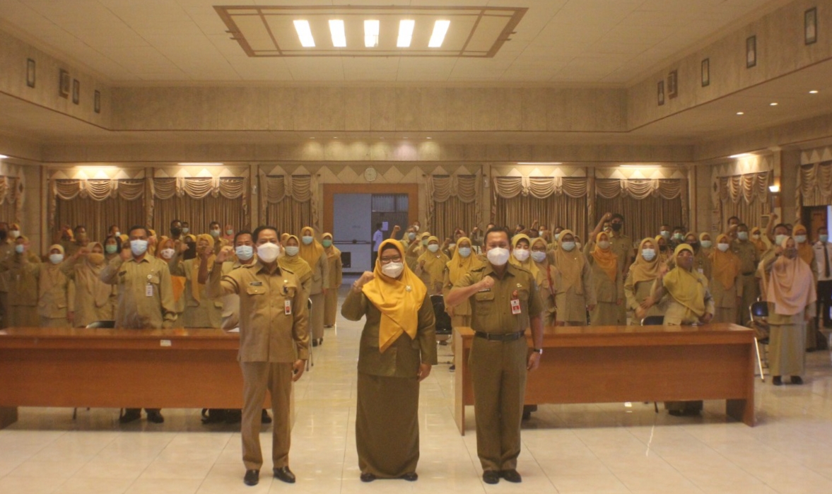 Wakil Bupati Gresik Aminatun Habibah menyerahkan Surat Keputusan Kenaikan pangkat (SKKP) 526 PNS, Senin (12/4/2021) di Ruang Mandala Bakti Praja.