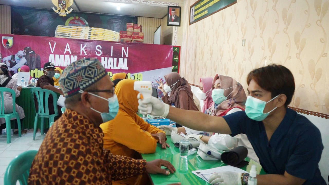Kodim 0817 Gresik melakukan vaksinasi kepada para purnawirawan dan Warakawuri TNI AD di Makodim, Senin (12/4/2021).