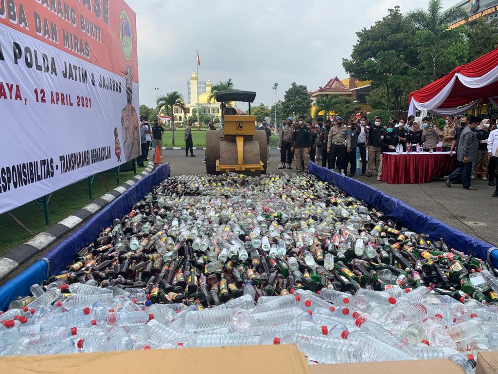 Pemusnahan barang bukti narkoba dan miras oleh Polda Jatim 
