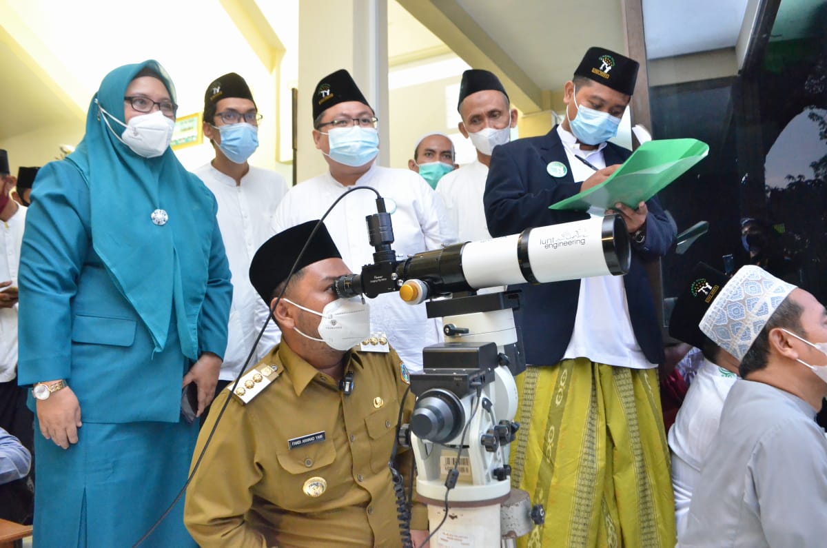 Bupati Fandi Akhmad Yani dan Wakil Bupati Gresik, Aminatun Habibah saat melihat hilal di bukit Condro Dipo, Senin (12/4/2021).
