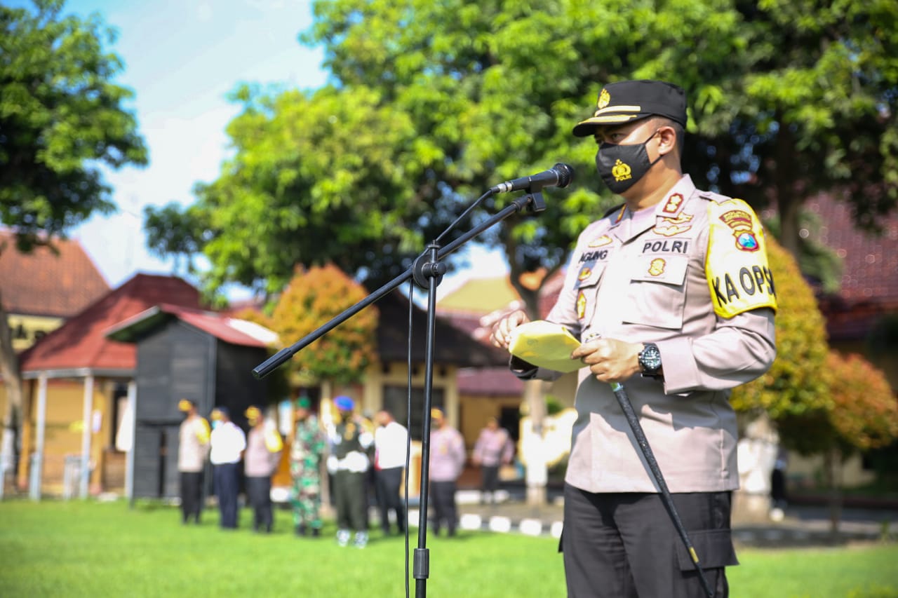 Kapolres Jombang AKBP Agung Setyo Nugroho saat memimpin Apel gelar Operasi Keselamatan Semeru 2021.