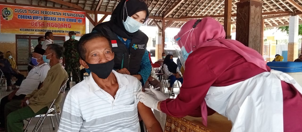 Pemberian vaksin pada masyarakat umum dan lansia di Tulungagung (Foto : Noyo/Bacasaja.id)