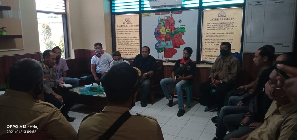 Suasana mediasi antara Aliansi LSM dan Media Kediri dan oknum perangkat Desa Seketi.