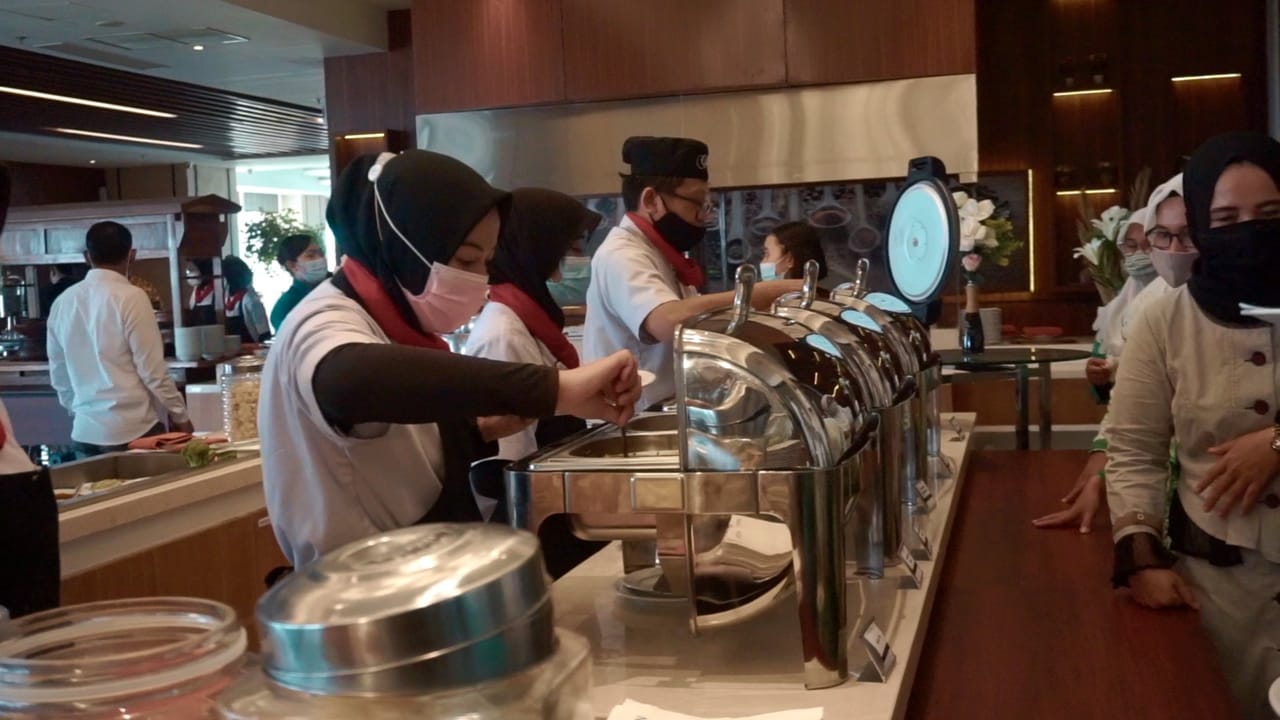 Kuliner tradisional Kolak Ayam yang disajikan hotel Aston Iin Gresik selama bulan puasa tahun ini. 