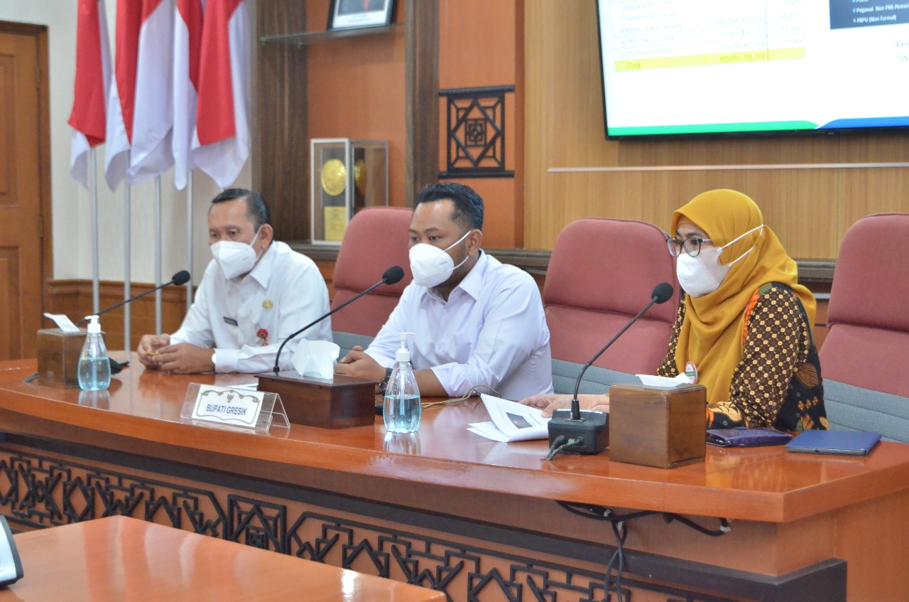 Bupati Gresik Fandi Akhmad Yani (tengah) bersama Sekda Abimanyu Poncoatmojo Iswinarno pada rapat UHC, Rabu (14/4/2021).