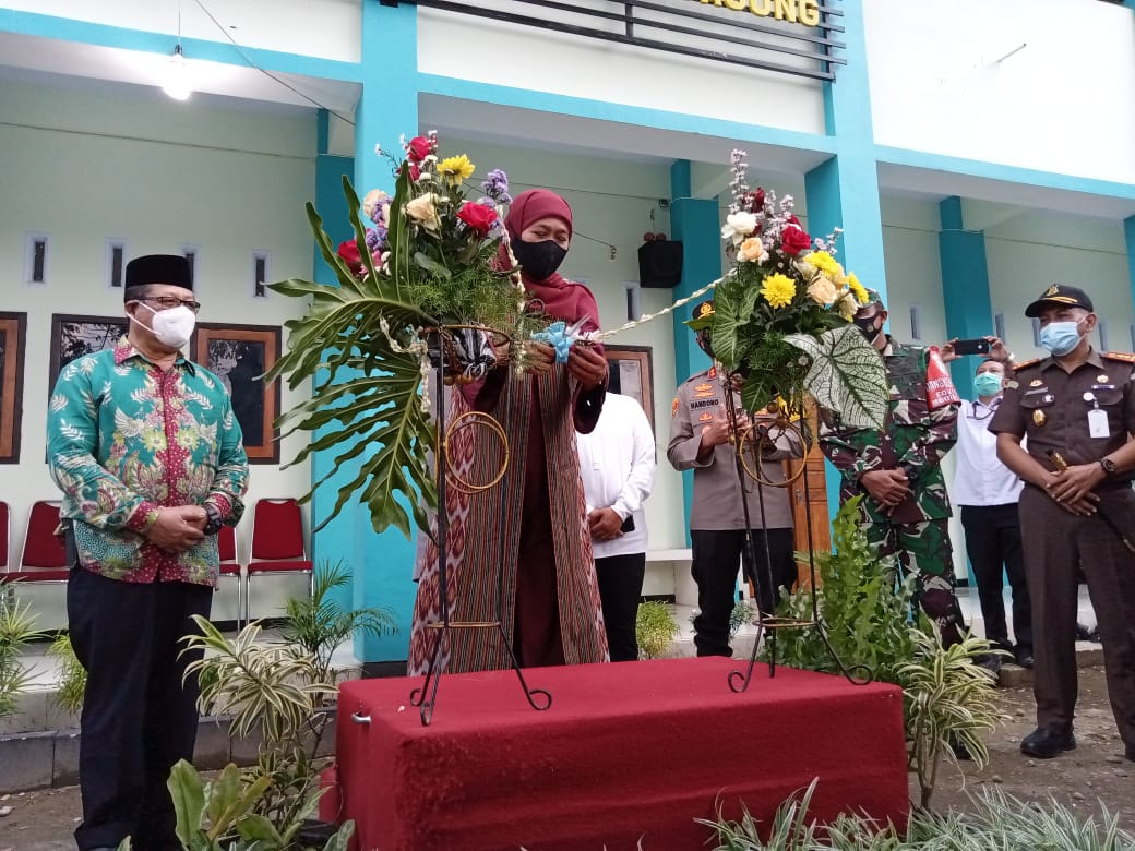 Gubernur Jawa Timur Kofifah Indar Parawansa saat meresmikan gedung SMP Al Hikmah Mlaten, Desa Bolorejo Kecamatan Kauman Tulungagung, Rabu (14/4/21).