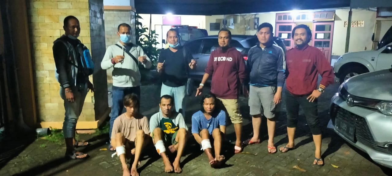 Ketiga pelaku curanmor saat diamankan polisi di Mapolsek Sawahan.