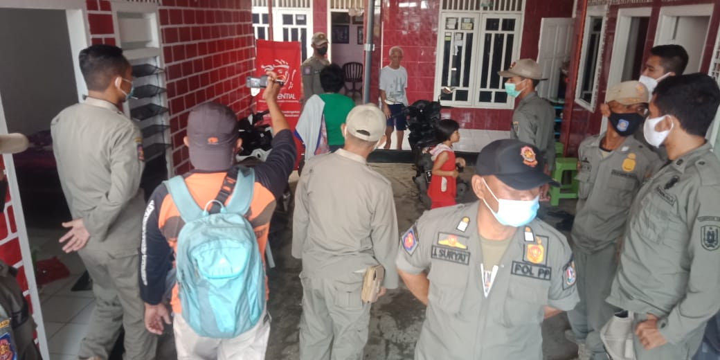 Petugas Satpol PP saat menggerebek tempat mesum di Kelurahan Latsari, Kecamatan Tuban, Rabu (14/4/2021).