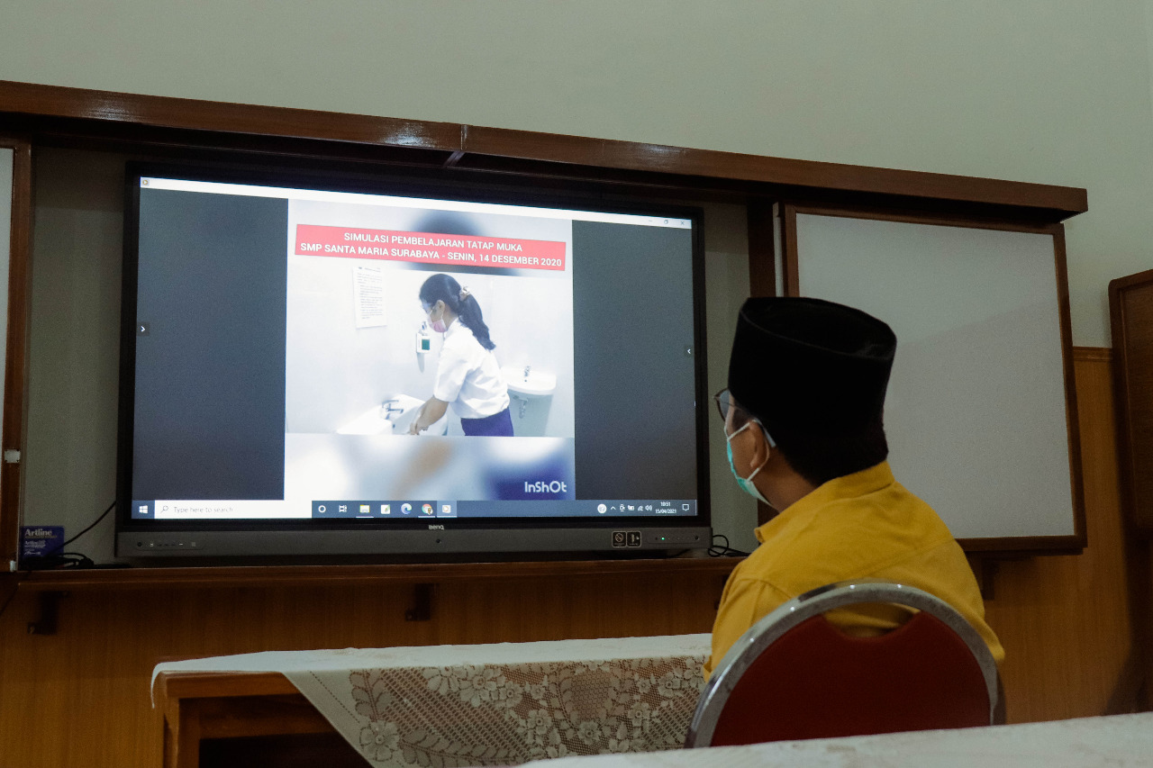 Anggota Komisi D DPRD Kota Surabaya, Tjutjuk Supariono saat melakukan peninjauan di SMP Santa Maria 