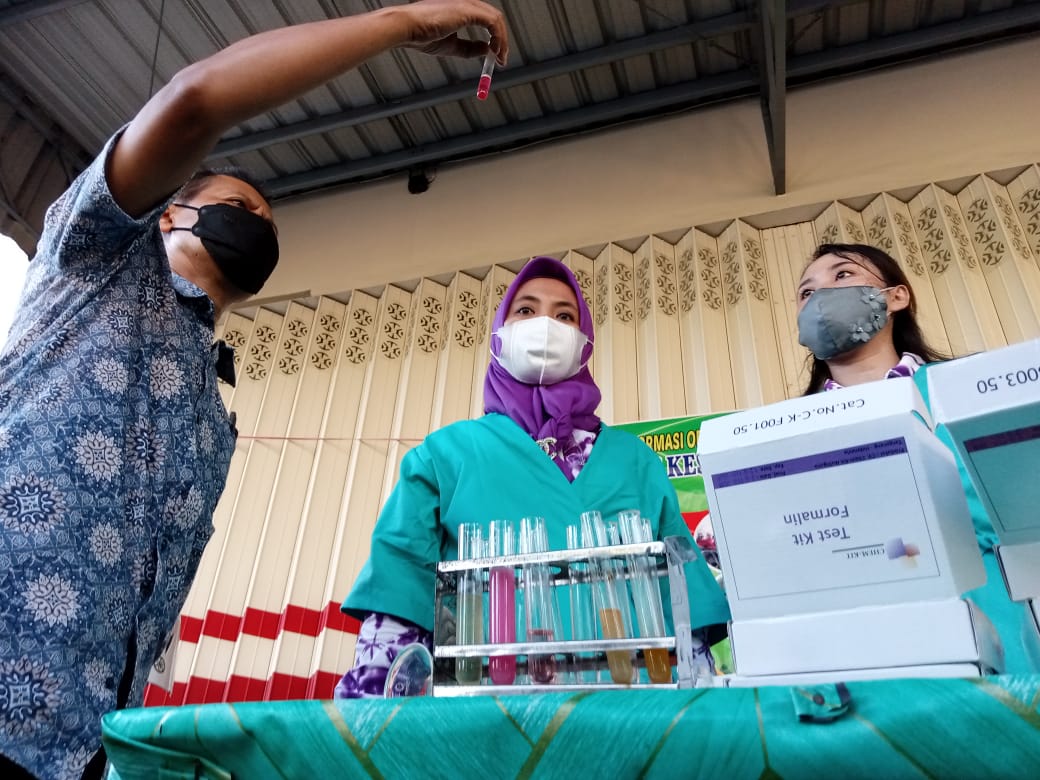 Petugas Dinas Kesehatan (Dinkes) Tulungagung saat memeriksa sampel takjil.