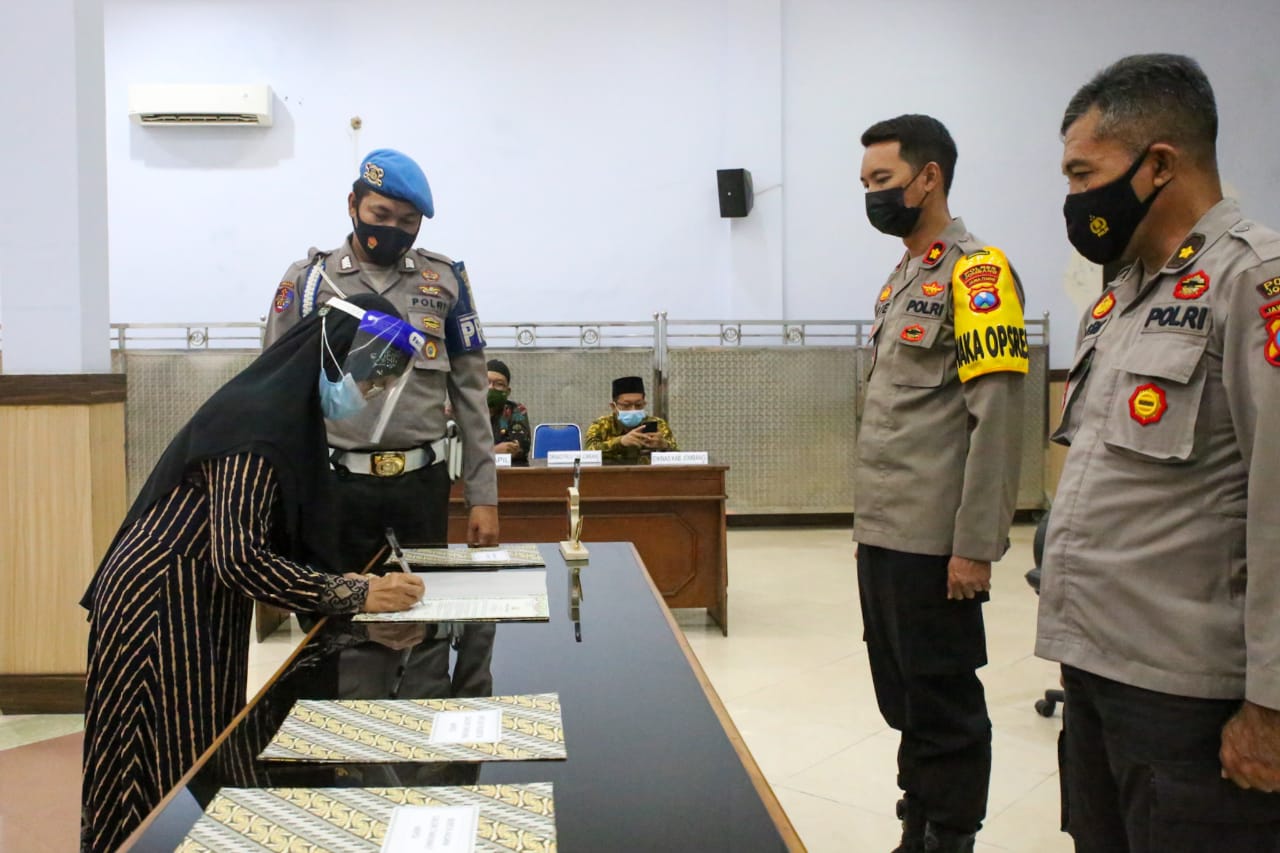 Proses penandatanganan pakta integritas antara panitia penerimaan dan peserta seleksi Taruna Akpol.