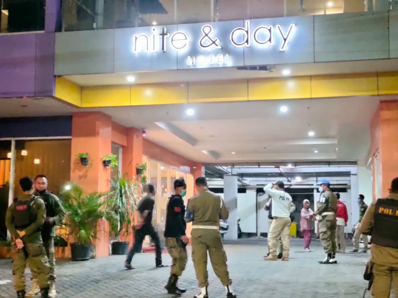 Petugas Satpol PP Kota Surabaya saat menggerebek oknum anggotanya di hotel kawasan Karang Pilang (Istimewa)