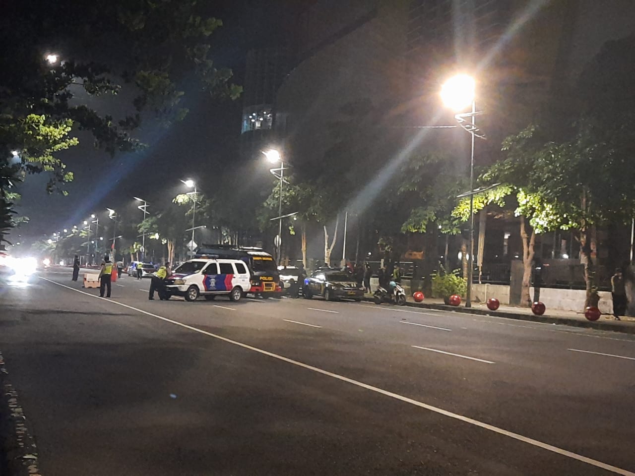 Jalan Ahmad Yani Surabaya yang ditutup polisi saat menemukan benda mencurigakan berupa tas. (Istimewa)