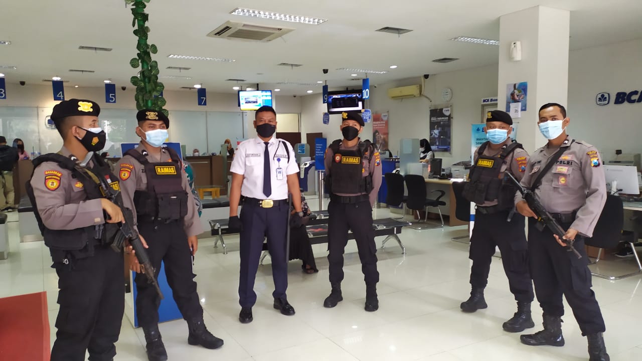 Polres Gresik saat melakukan patroli di salah satu wilayah rawan kriminalitas. 
