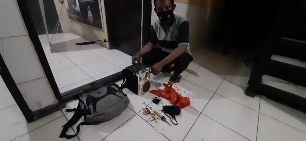Barang mencurigakan yang berisi speaker aktif ditemukan di sekitaran tepi trotoar Jalan Ahmad Yani. (Istimewa)