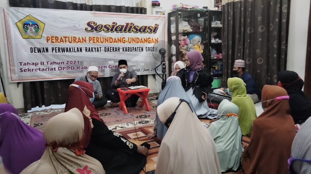 Anggota Komisi II DPRD Gresik, Syahrul Munir (kanan) bersama anggota Fraksi PKB DPRD Gresik Syaikhu Busyiri pada acara sosialisasi perundang-undangan dan buka bersama, Sabtu (17/4/2021).