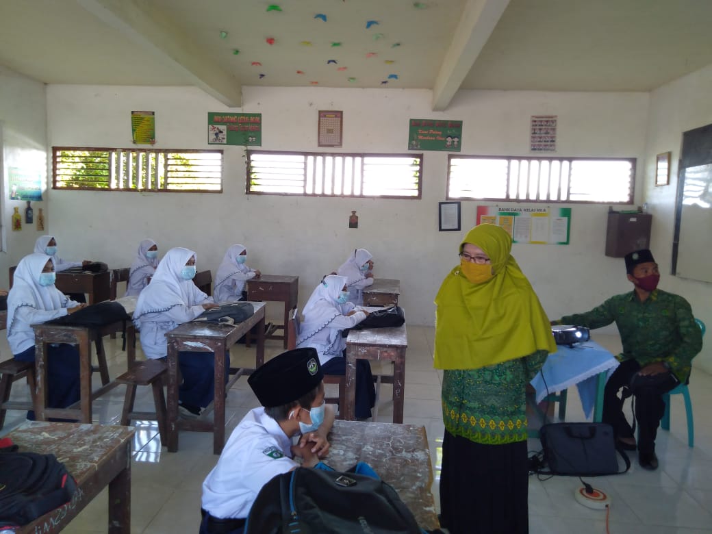 Pembelajaran Tatap Muka (PTM) di sekolah Mts Nurul Jadid Desa Randuboto Kecamatan Sidayu, Senin (19/4/2021). 
