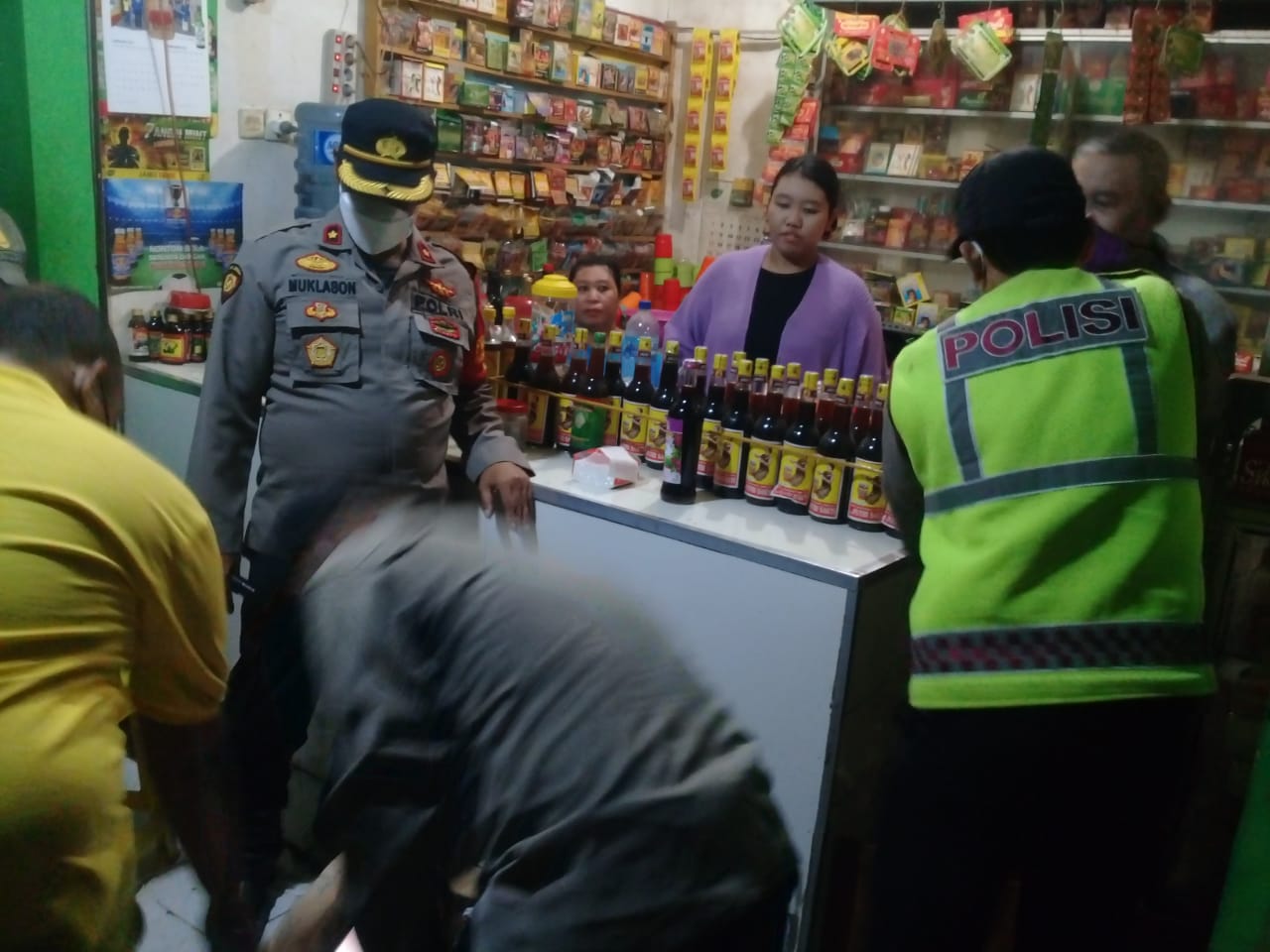 Petugas jajaran saat menyita botol minuman keras di toko dan warung kawasan Krian Sidoarjo