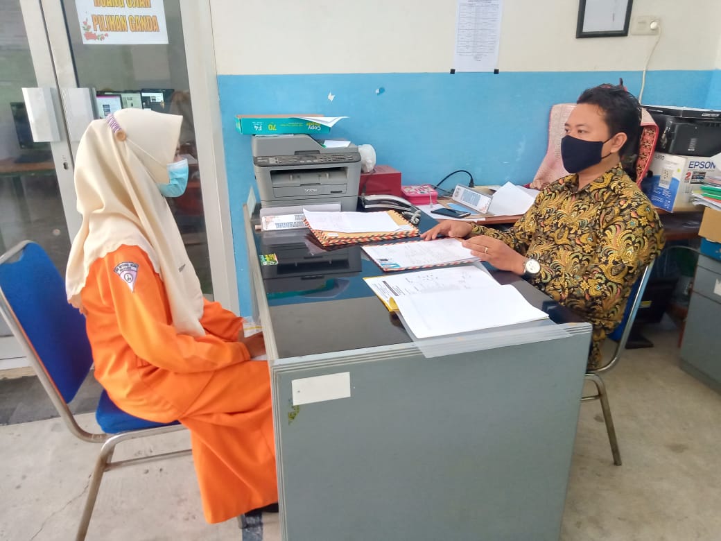 Seorang siswi SMK Miftahul Ulum melakukan hafalan surat-surat pendek Al-Qur’an menjadi prasyarat agar bisa lulus ujian. 
