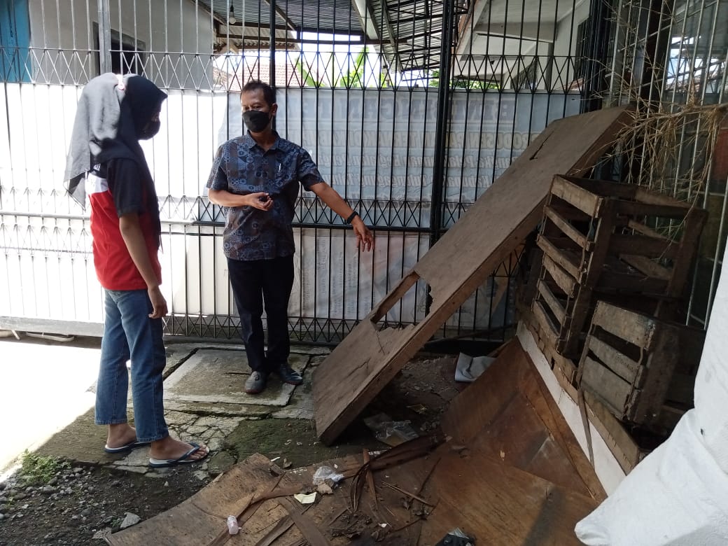Kasi Kefarmasian dan Perbekalan Kesehatan Dinas Kesehatan Tulungagung Masduki, saat tunjukan sarang tikus dekat toko jajanan.