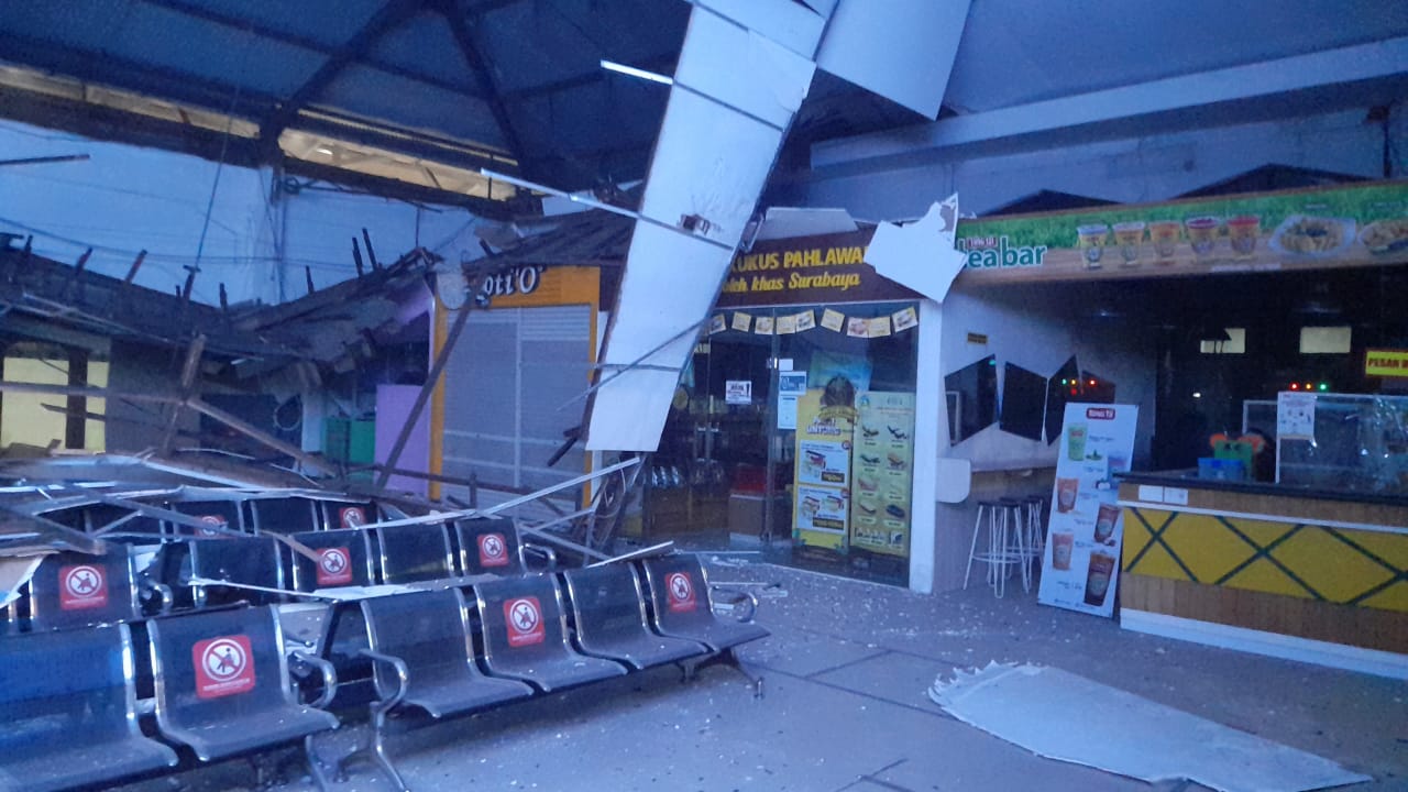 Atap bangunan ruang tunggu keberangkatan di jalur ekonomi Stasiun Pasar Turi Surabaya ambruk.