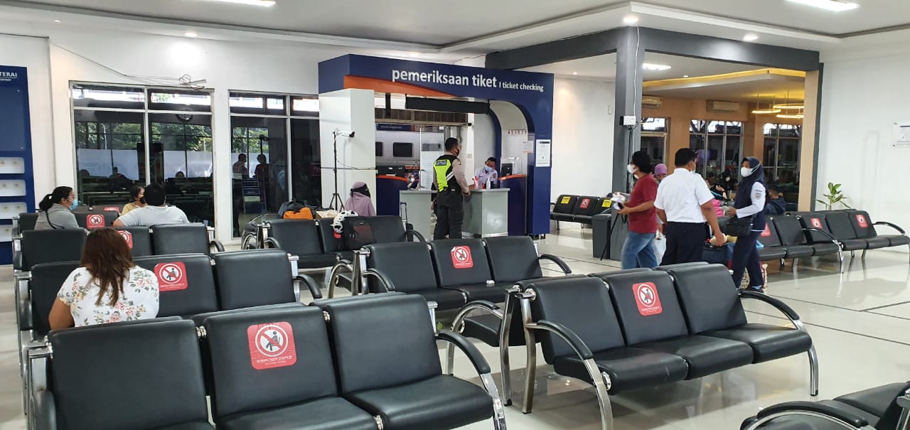 Suasana di Stasiun Surabaya Pasarturi.