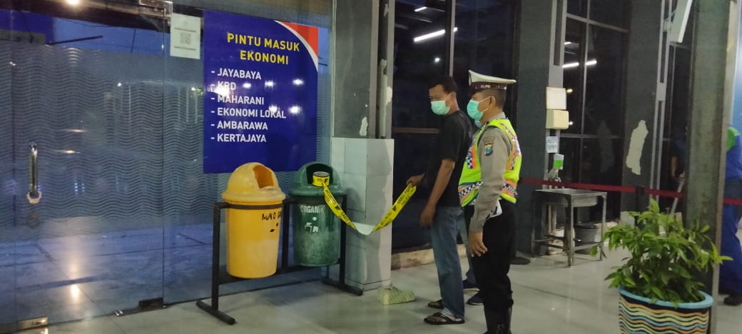 Polisi menutup lokasi ambruknya atap bangunan ruang tunggu keberangkatan di jalur ekonomi Stasiun Pasar Turi Surabaya dengan police line. Foto: Istimewa