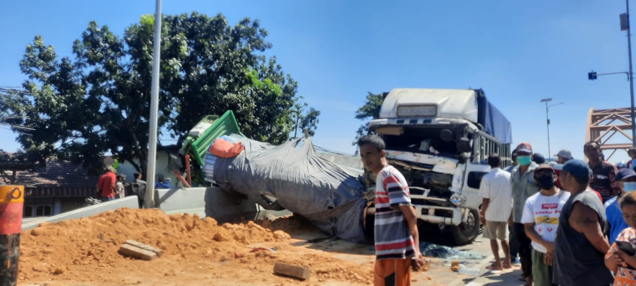 Kecelakaan yang melibatkan tiga truk di Manyar, Gresik, Kamis (22/4/2021).