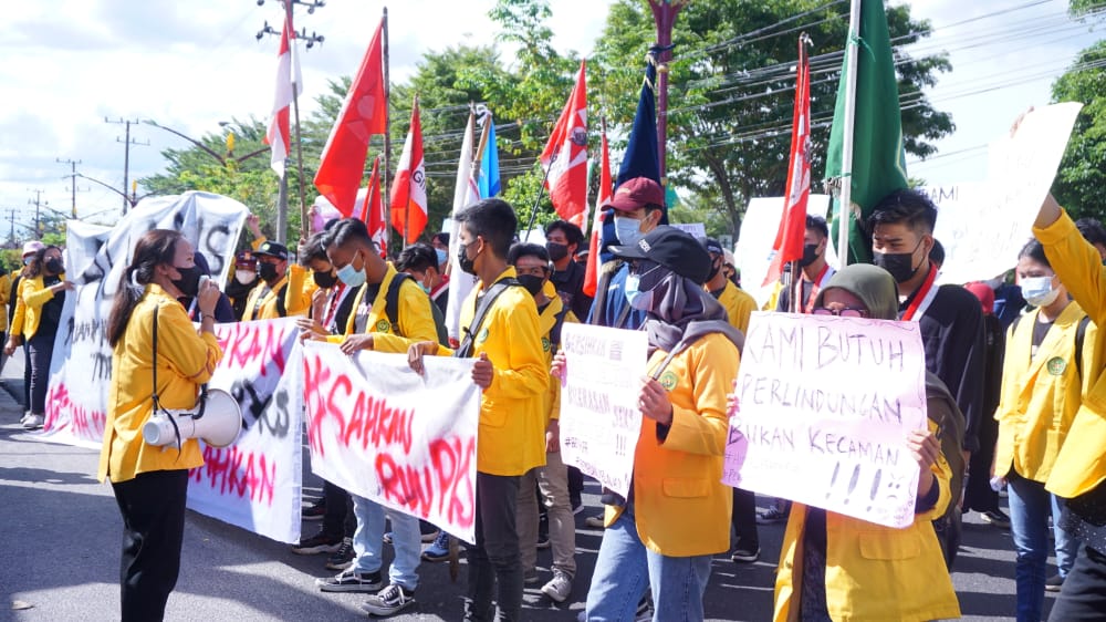 Suasana unjuk rasa Gerakan Puan dan Kawan Kalteng Melawan yang mendesak pengesahan RUU PKS.