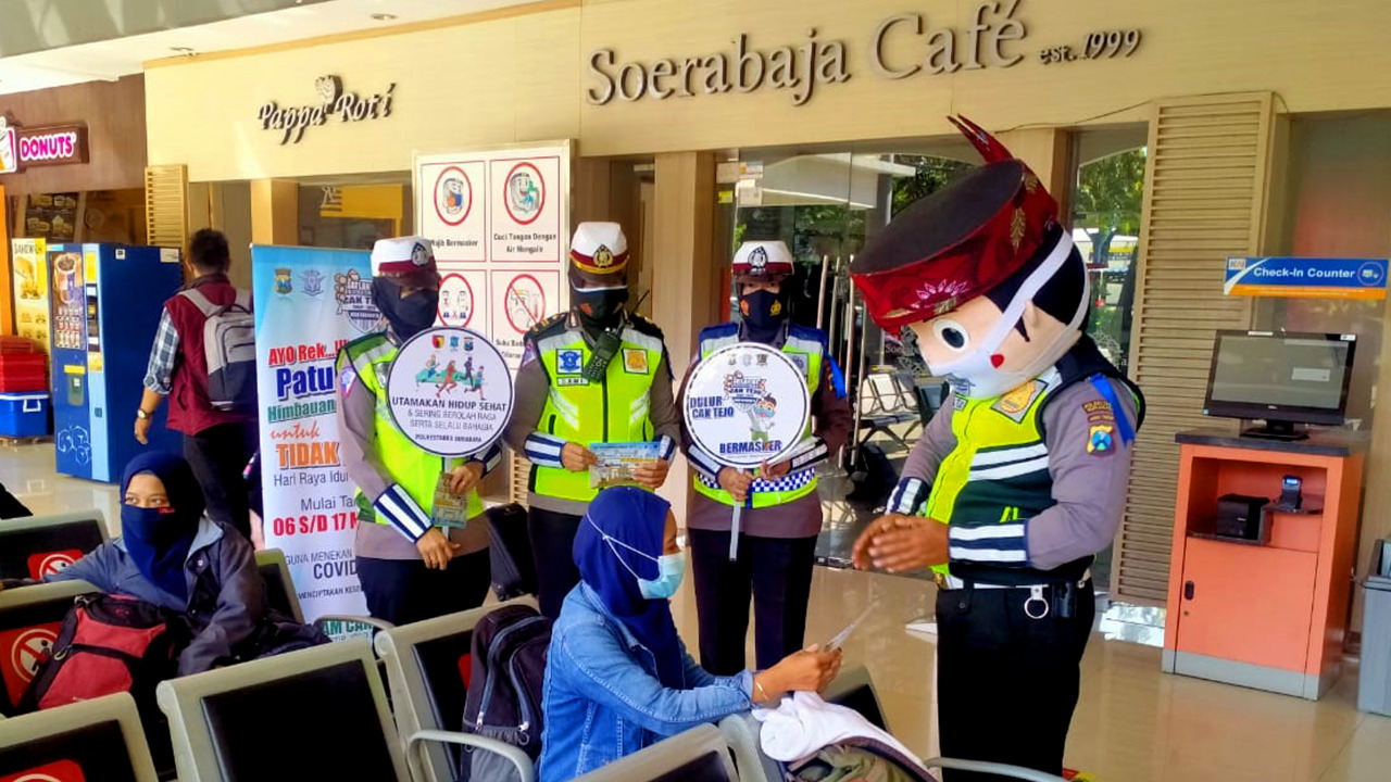 Sosialisasi larangan mudik yang dilakukan anggota Satlantas Polrestabes Surabaya